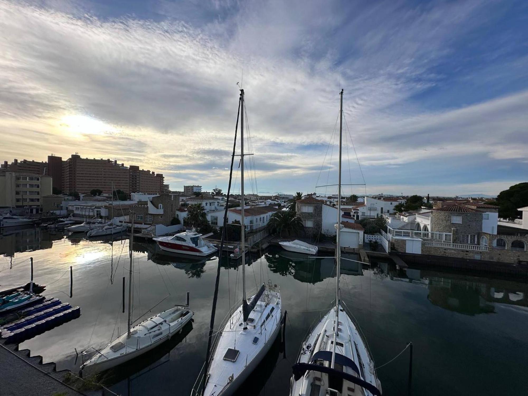 Apartamento En Roses Con Vistas Al Canal Y Piscina Luaran gambar