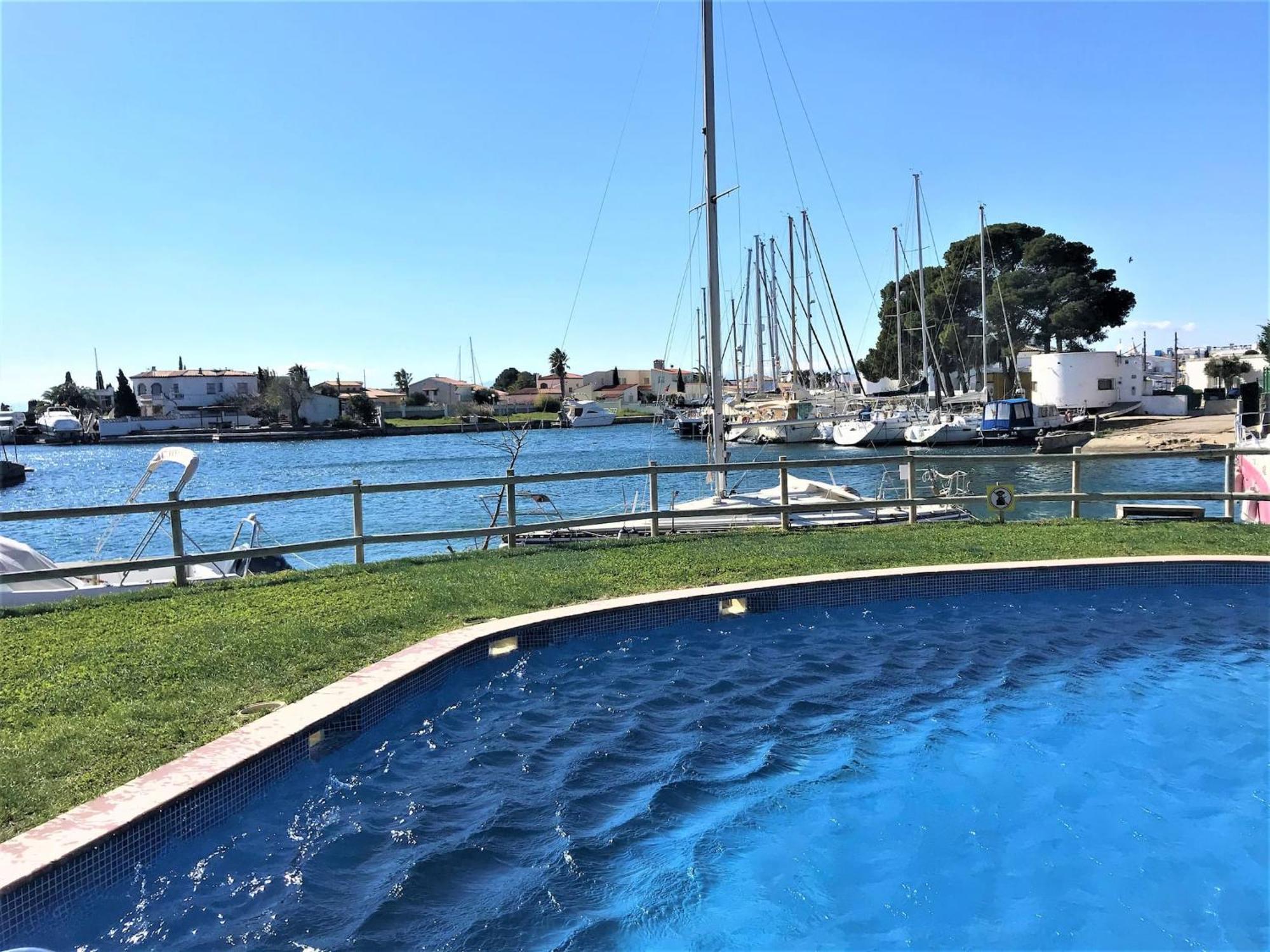 Apartamento En Roses Con Vistas Al Canal Y Piscina Luaran gambar