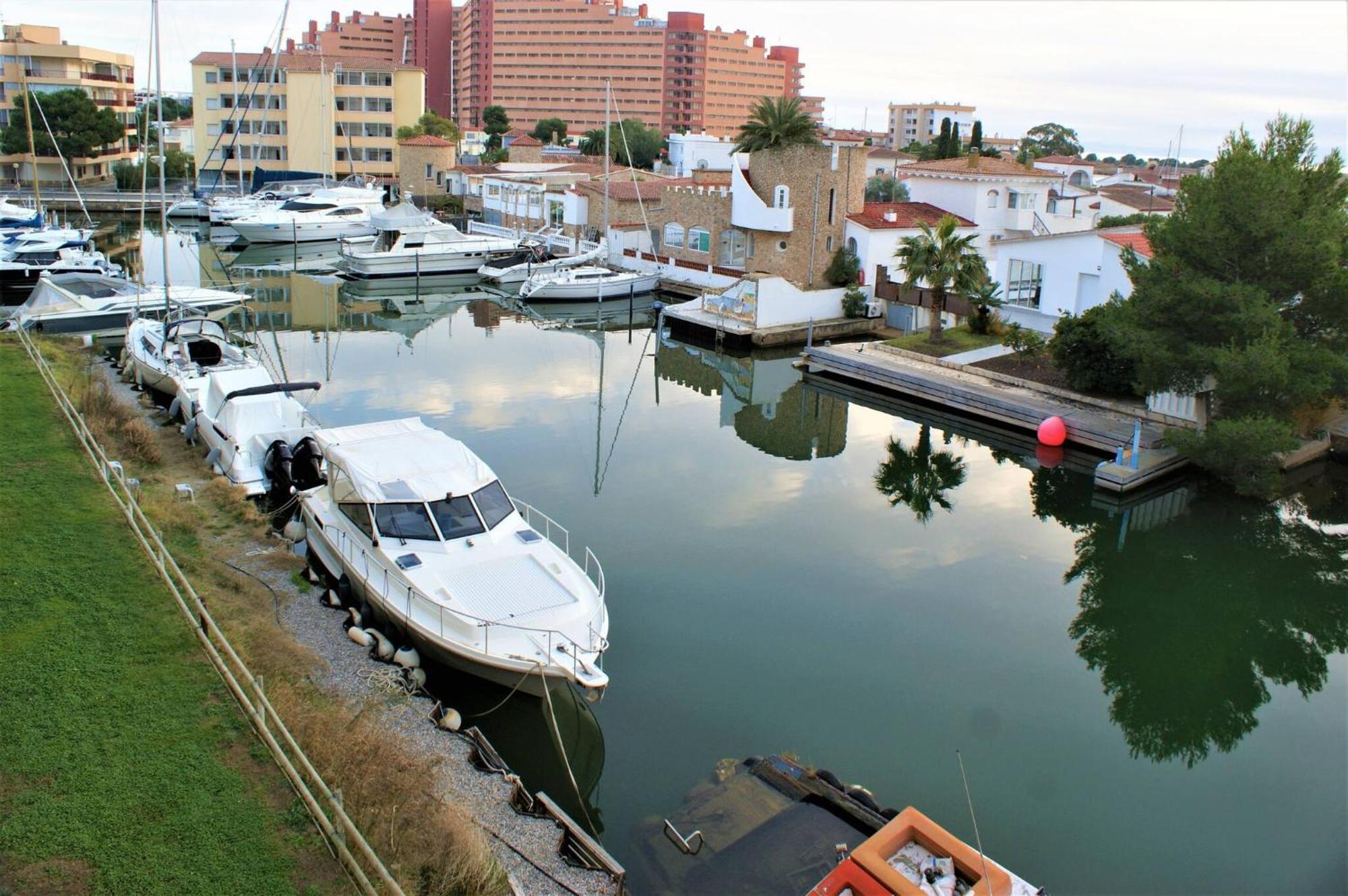 Apartamento En Roses Con Vistas Al Canal Y Piscina Luaran gambar