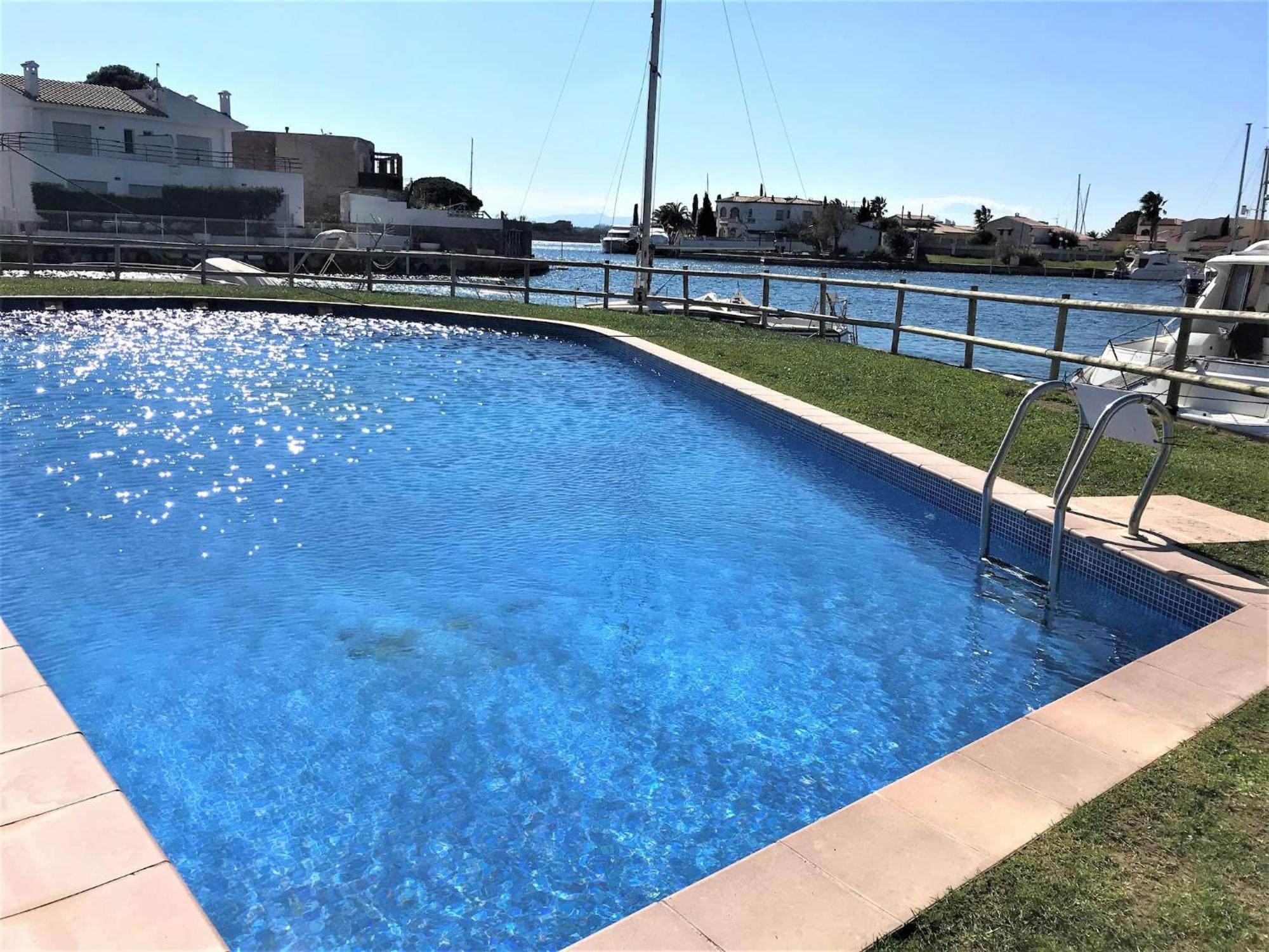 Apartamento En Roses Con Vistas Al Canal Y Piscina Luaran gambar